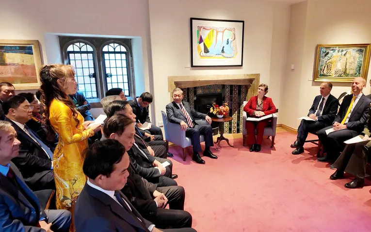 DR. NGUYEN THI PHUONG THAO COMMITS TO DEEPENING ACADEMIC COOPERATION WITH THE UNIVERSITY O... DR. NGUYEN THI PHUONG THAO COMMITS TO DEEPENING ACADEMIC COOPERATION WITH THE UNIVERSITY O...